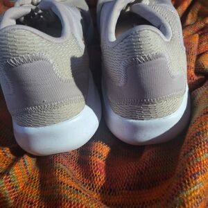 BARELY WORN. CREAM COLOR TENNIS FOR SPRIBG TIME. SZ 10